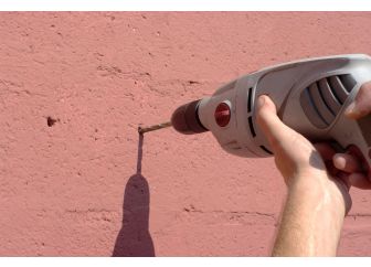 Quelles sont les différentes fixations possibles pour une enseigne (murale, suspendue, sur pied…) ?