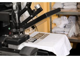 Pourquoi le t-shirt publicitaire reste-t-il le textile le plus utilisé en communication ?