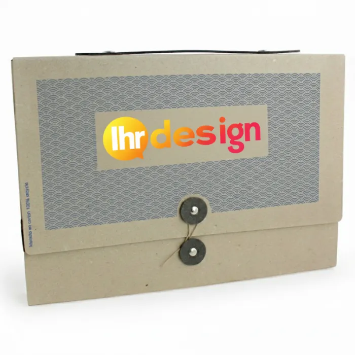 Personalisierter Koffer aus recyceltem Karton