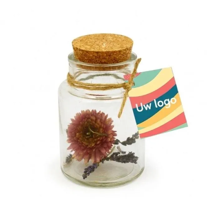 Kleine, gepersonaliseerde fles met gedroogde bloemen