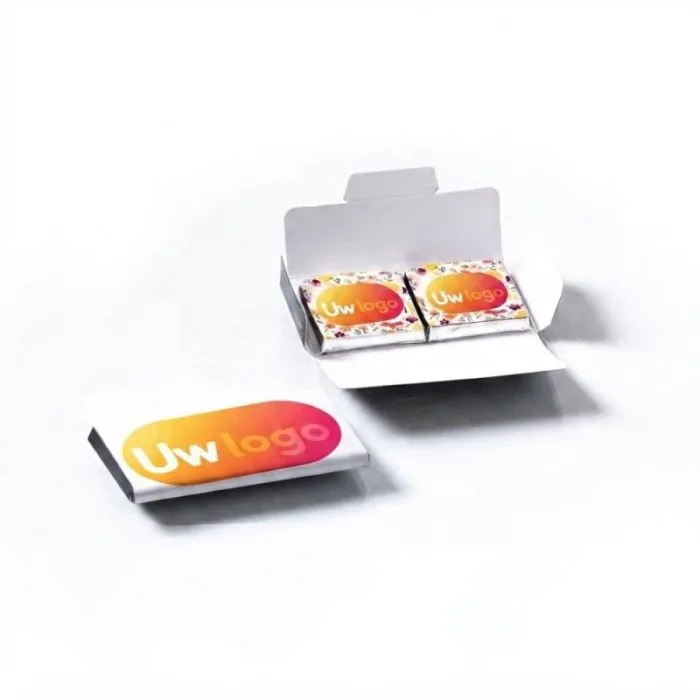 2 vierkantjes biologische chocolade op zijn 100% personaliseerbare kaart ®Le Petit Carré