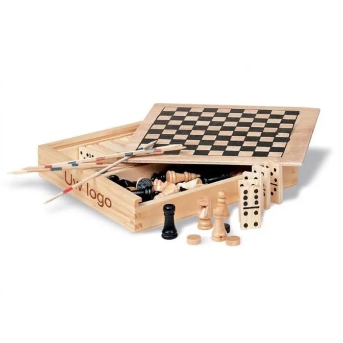 4 spellen in een houten doos met het TRIKES-logo
