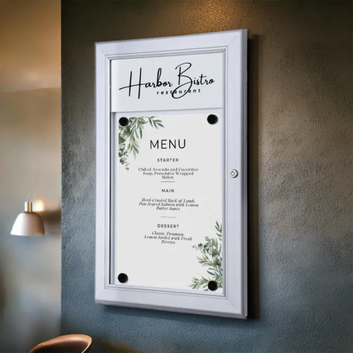 Buitenvitrine voor het menu met logoplaatje