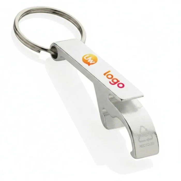 Gepersonaliseerde sleutelhanger met flesopener van gerecycled RCS-aluminium, met papieren zakje