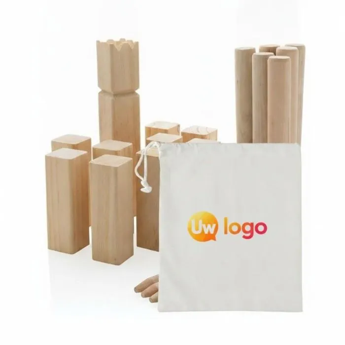 Reclame-uitvoering van het houten Kubb-spel